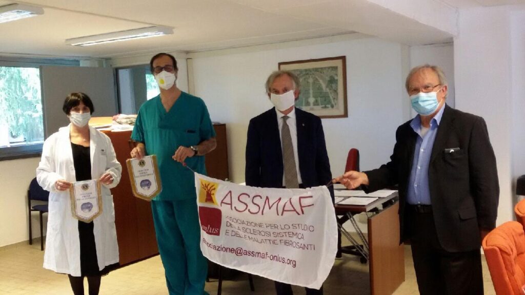 Il Presidente di ASSMaF ODV nel 2020, Dr. Marco Mitola, il Dr. Alberto Castelli, Presidente Lions Club Poggio Imperiale, ed i responsabili dell’Ospedale Pietro Palagi di Firenze.