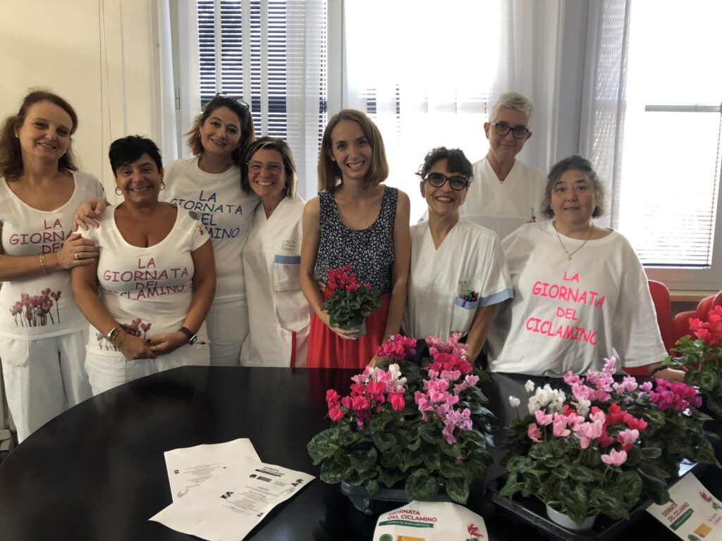 La volontaria Federica con alcune infermiere del reparto - Giornata del Ciclamino 2023.
